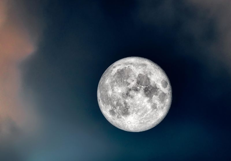 A chuva de estrelas cadentes de maio já começou. Já a Lua Azul, como é chamada, poderá ser vista no final do mês, no dia 31. - Foto: Kanenori / Pixabay