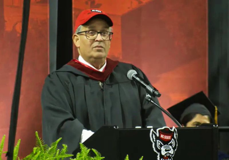 O nome do bilionário generoso, orador da turma, é Anil Kochhar. Ele anunciou na formatura que vai quitar as dívidas de todos os estudantes da NC State, nos EUA. Foto: reprodução/ Faculdade de Têxteis Wilson