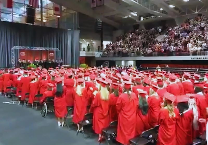 Os alunos se levantaram, aplaudiram de pé e vários choraram de alegria ao ouvir a notícia boa. - Foto: reprodução/ NYPost