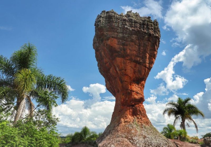 A cidade de Pedra, com monumentos gigantes formados pela natureza, como "A Taça", fica no Parque Estadual de Vila Velha, em Ponta Grossa (PR) - Foto: Divulgação/SEDEST