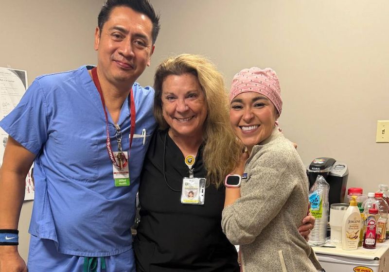 A idosa Dawn usou o dinheiro que guardava para a aposentadoria, pagou o curso de medicina e se formou agora, que tem 3 netos, nos EUA - Foto: reprodução/ WashingtonPost