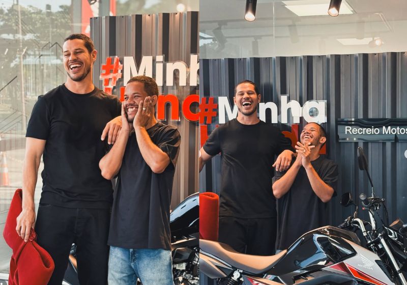 Lorran Galdino, o sósia do José Loreto, agora ganhou uma moto novinha. O ator fechou a parceria para ajudar o "quase irmão". - Fotos: reprodução/ Instagram / @joseloreto