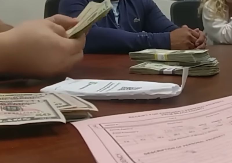 Luiz Salazar achou a pochete com 30 mil dólares em dinheiro no banheiro de uma loja de conveniência e devolveu ao dono na Flórida, EUA. - Foto: WPBF 25