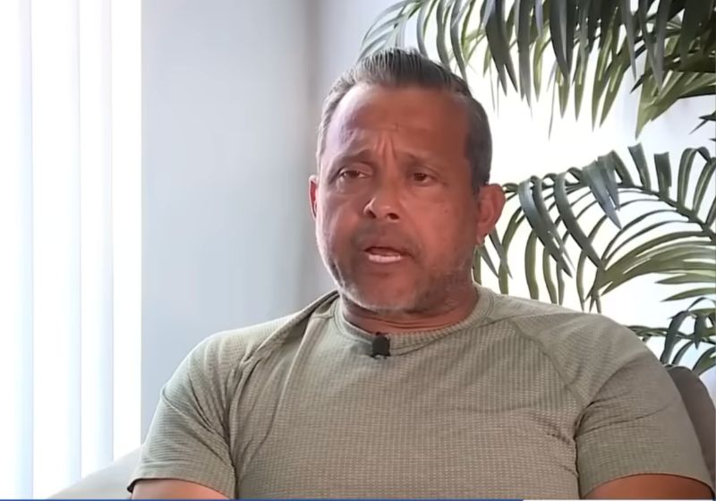 Luiz Salazar achou a pochete com 30 mil dólares em dinheiro no banheiro de uma loja de conveniência e devolveu ao dono na Flórida, EUA. - Foto: WPBF 25