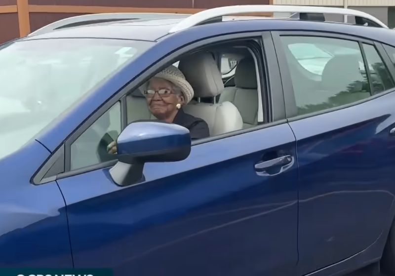 Dona Susan é uma superidosa de 108 anos que acaba de renovar a carteira de motorista nos EUA e poderá dirigir até os 115 anos. - Foto: reprodução/ CBSNews