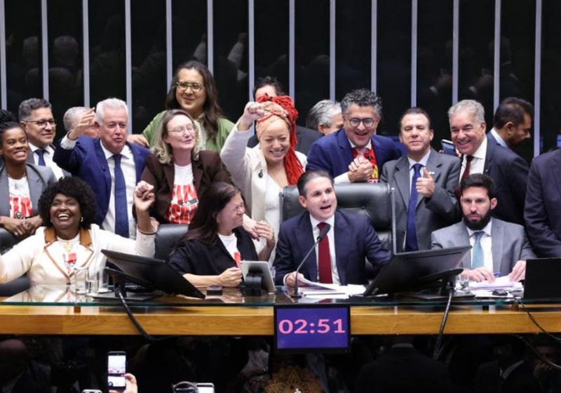 A PEC do fim da escala 6x1 foi aprovada no plenário da Câmara por 472 votos a 22, no 1º turno, e 461 votos a 19, no 2º. Agora segue para o Senado. - Foto: Bruno Spada/ Agência Câmara