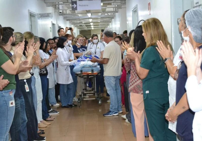 Adryan, o menino que ficou internado desde que nasceu, recebeu alta do hospital HC-UFTM, em Uberaba (MG), agora, aos 4 anos de idade. - Foto: HC-UFTM/ Divulgação