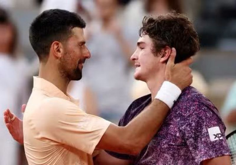 Pela vitória em Roland Garros contra Djokovic, João Fonseca ganhou prêmio de 285 mil euros, R$ 1,68 milhão de reais, e vai para as oitavas. - Foto: Reuters