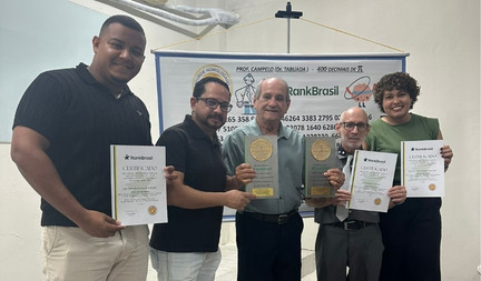 A foto do prêmio do professor idoso Álfio Maciel Campelo, que recitou 247 dígitos do número Pi em 1 minuto, bateu recorde brasileiro. Foto: reprodução/ RankBrasil