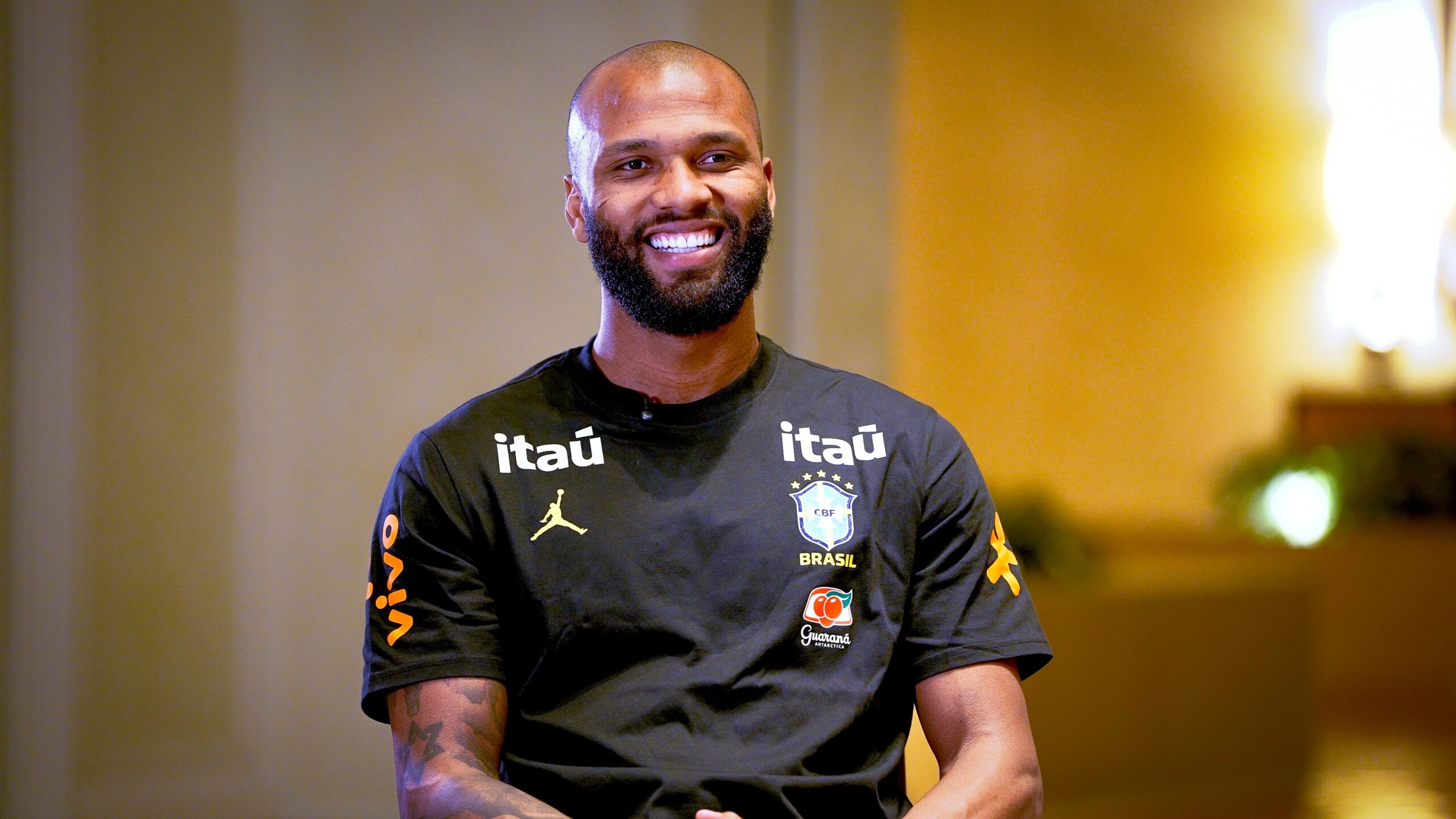 Igor Thiago dá entrevista na primeira convocação para a Seleção Brasileira. - Foto: CBF