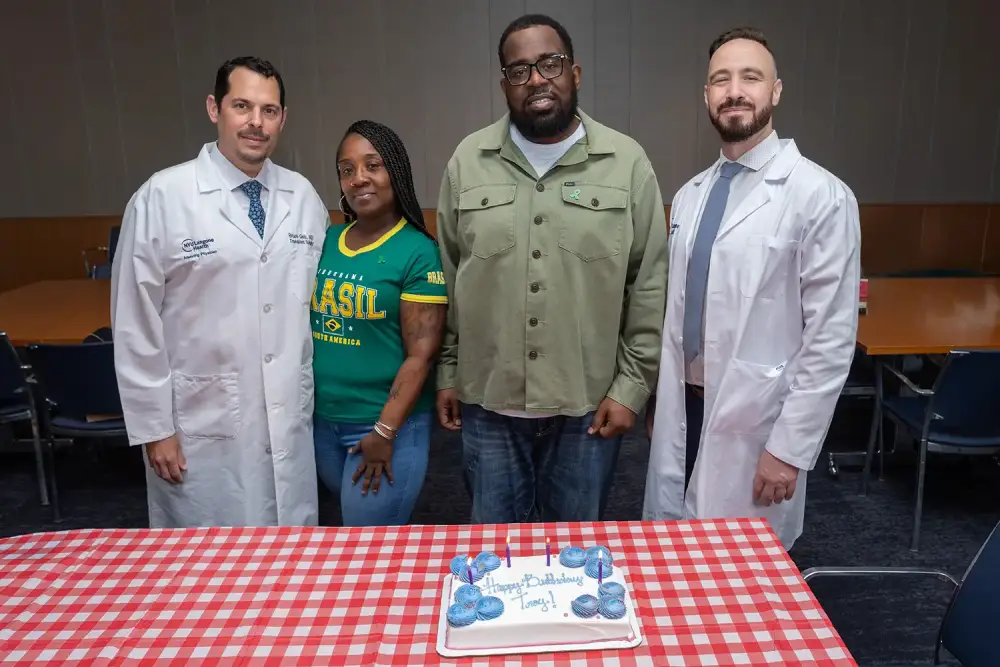 A irmã que doou o rim ao caçula e os médicos que fizeram a cirurgia em Nova York. - Foto: NYU Langone Health