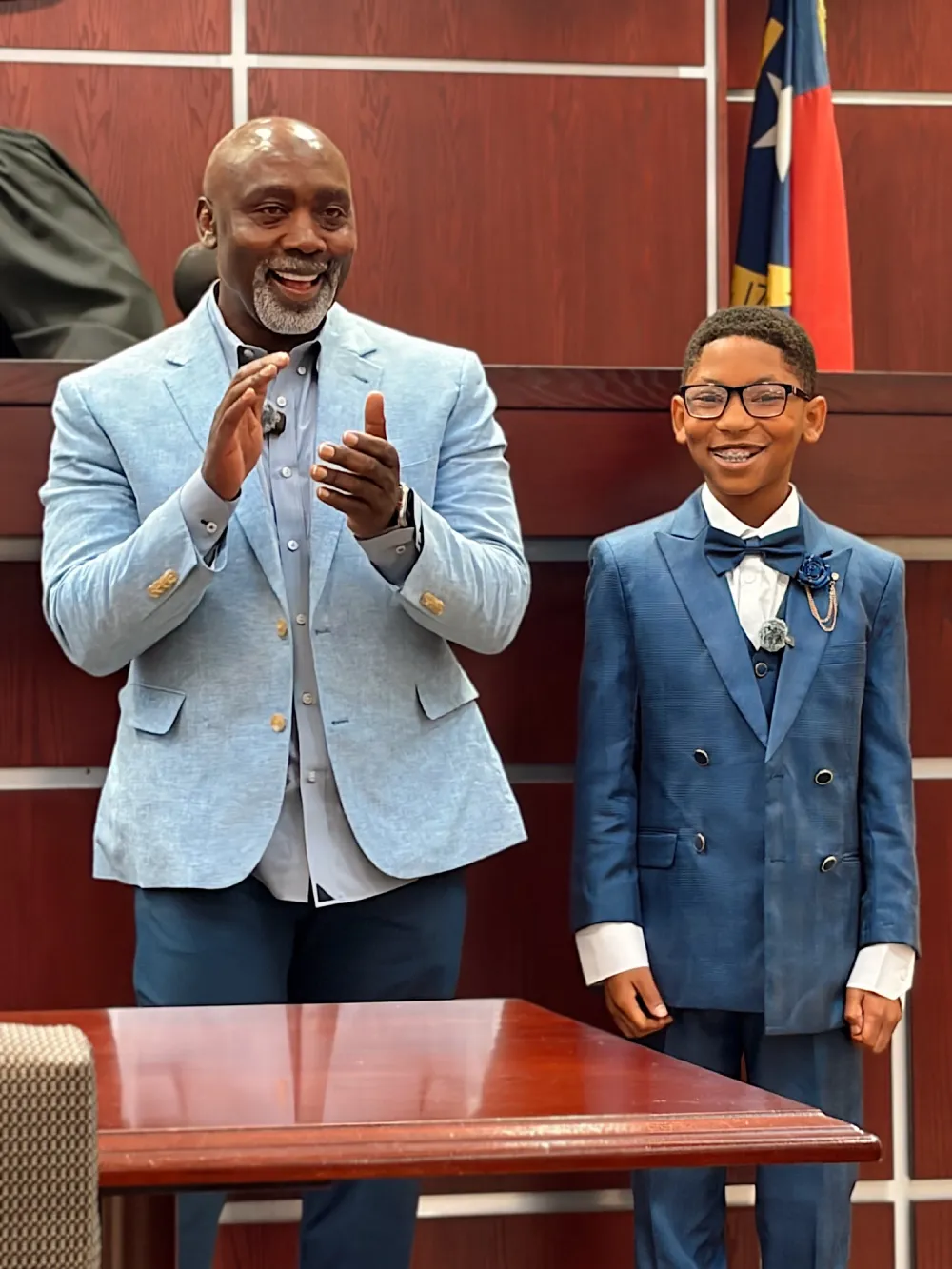 Peter com Elijah no dia da adoção oficial. Foto: @fosterdadflipper