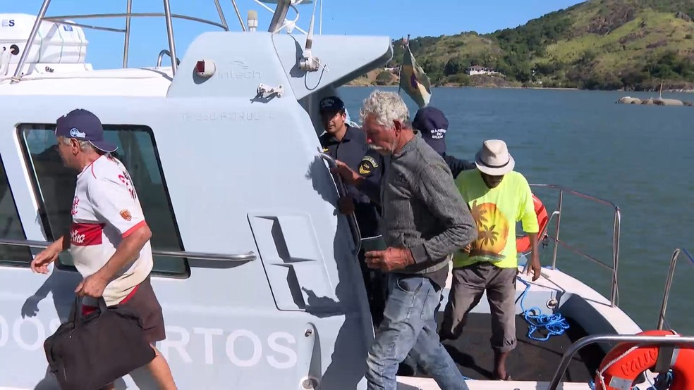 Três pescadores foram resgatados em alto-mar após passarem dois dias à deriva no litoral do Espírito Santo. — Foto: TV Gazeta