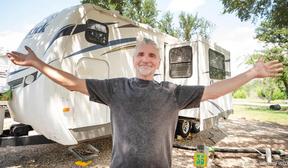 Seu Tom, o idoso com deficiência que deixou uma carta pedindo aos bombeiros para cuidarem do Jake, o cachorro dele, ganhou esse trailer para morar. - Fotos: reprodução/ CBS Texas