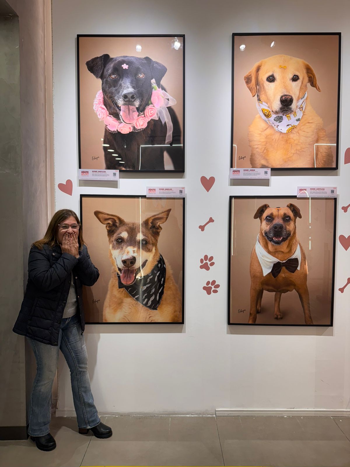 A fotógrafa Elayne Massaini ao lado de algumas das fotos incríveis que produziu. - Foto: divulgação