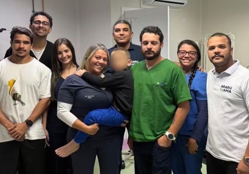 O maqueiro Luiz Felipe entrou no rio e salvou uma criança autista que estava se afogando, em Araruama (RJ). Coragem e empatia de herói. - Foto: Wagner Nascimento/ Portal Araruama Atual
