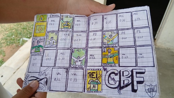 O álbum da Copa que o menino Pedro desenhou com todo amor e carinho pelo futebol. - Foto: arquivo pessoal