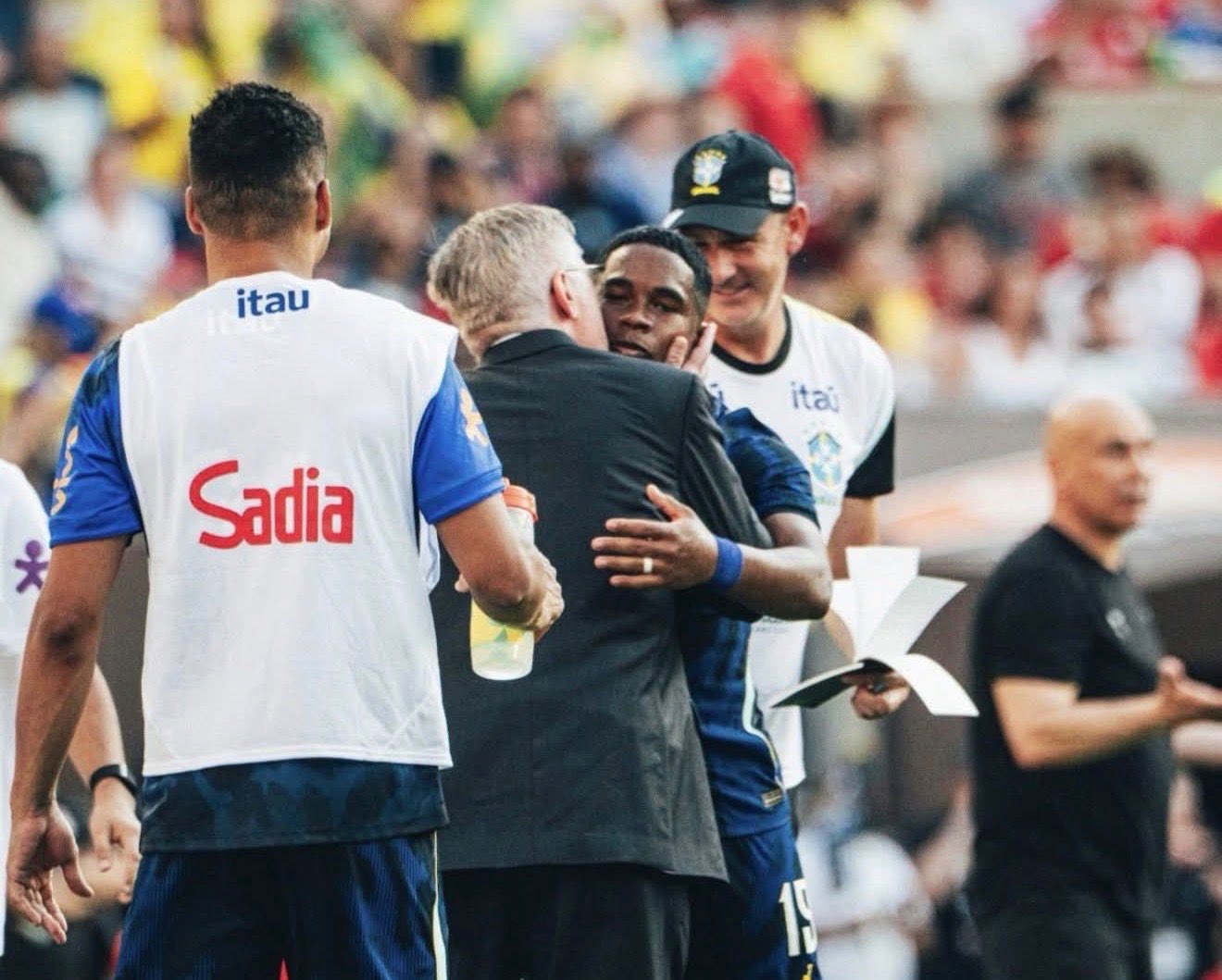 O beijo de Ancelotti em Endrick no final do amistoso contra o Egito nos EUA. - Foto: @esportesimagens