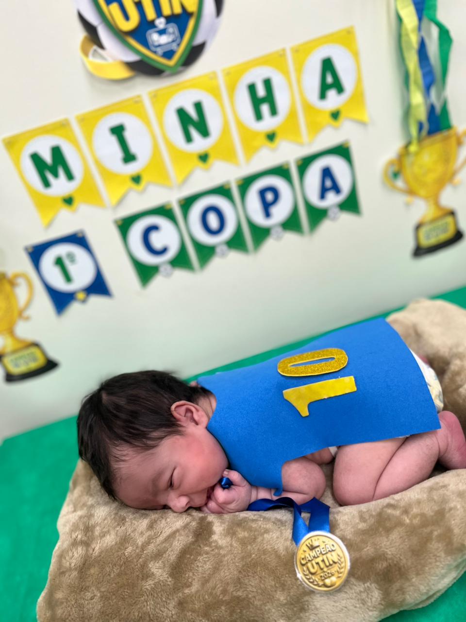 Com camiseta 10 azul e medalha no peito esse bebê prematuro está pronto para a Copa do Mundo. - Foto: IgesDF