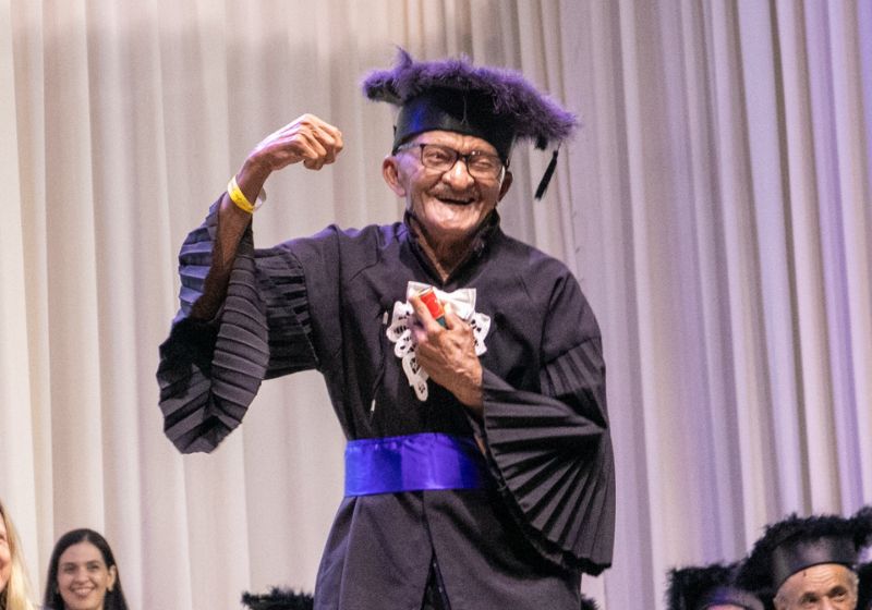Seu Severino, um idoso de 94 anos, começou a trabalhar com 6 anos e nunca conseguiu estudar. Agora ele se forma 9 décadas depois em Teresina (PI). - Foto: Willame Lucas