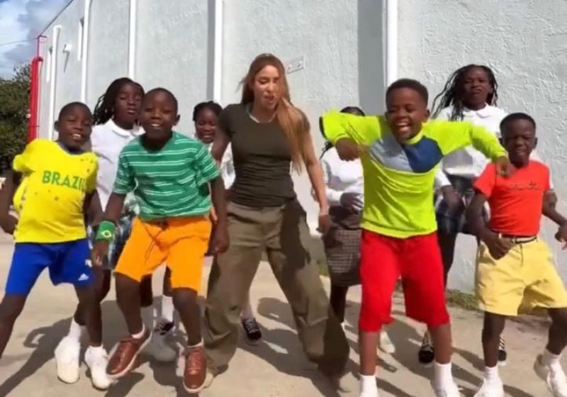 No vídeo Shakira aparece no ensaio com as crianças de Uganda que farão com ela a coreografia da final da Copa. Uma veste camiseta do Brasil. - Foto: reprodução / Instagram / @shakira