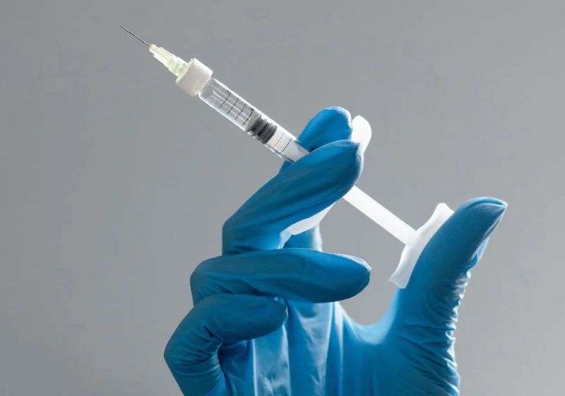 A injeção em dose única que baixa o colesterol em 66%, produzida pela Eli Lilly, desliga o gene que age no fígado e está na fase 1 de estudos. - Foto: Mina Rad / Unsplash