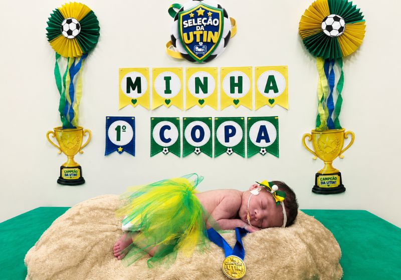 Um dos bebês prematuros do ensaio fotográfico da Copa do Mundo, na UTIN do Hospital Regional de Santa Maria (HRSM), no DF. - Foto: Divulgação IgesDF