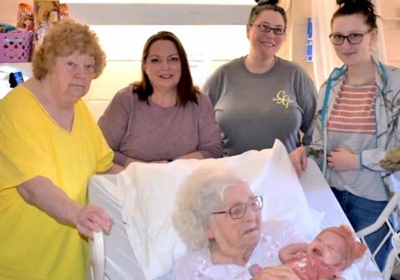 Uma foto histórica foi tirada quando essa bebê de 2 meses nasceu. Se uniram na maternidade 6 gerações de mulheres da mesma família. - Foto: Gracie Howell