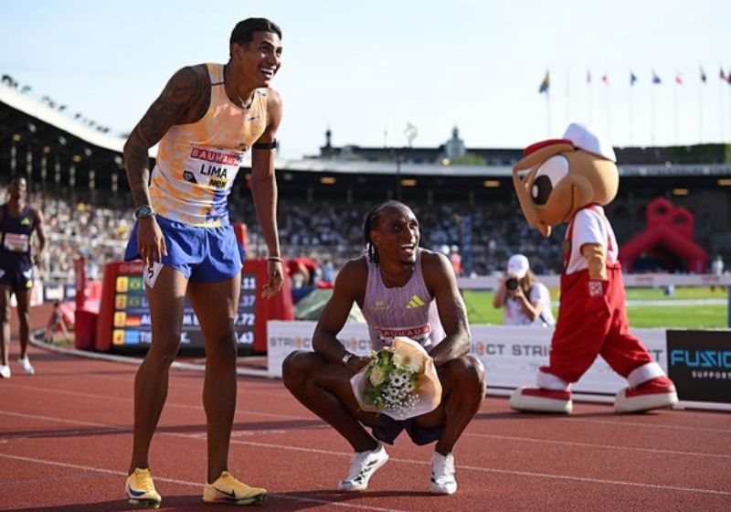 A dobradinha brasileira em Estocolmo, na Suécia, teve Alison dos Santos, o Piu em primeiro e Matheus Lima, que recebeu flores do amigo. - Foto: Getty Images