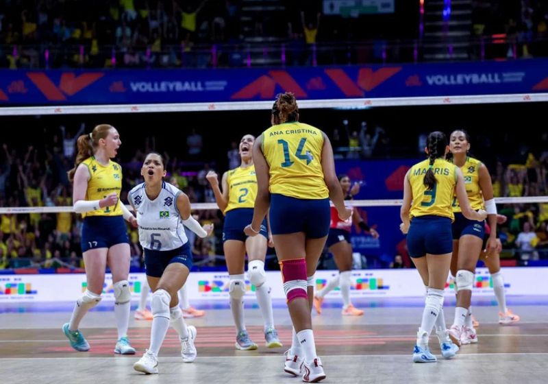 Depois de derrotar a Itália por 3x2 as meninas da Seleção Brasileira de Vôlei embarcam para a Turquia, na Liga das Nações de Vôlei (VNL) 2026. - Foto: Patricy Albuquerque/ CBV