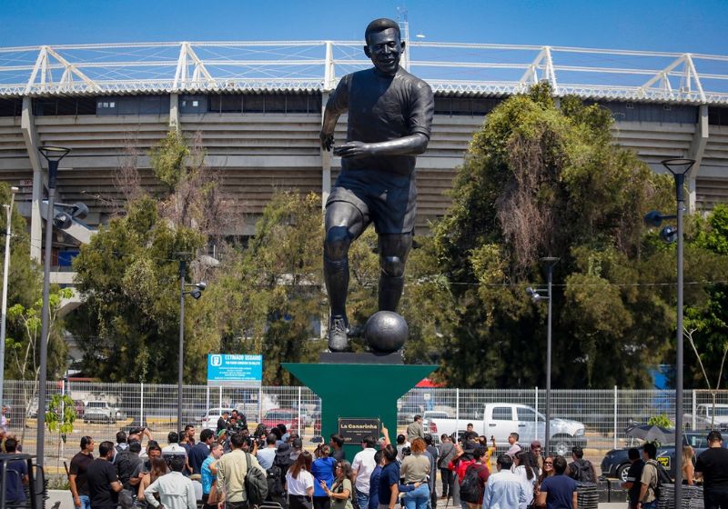 A estátua gigante de 10 metros de Pelé fica perto de um dos estádios da Copa do Mundo, em Guadalajara, no México. Homenagem linda. - Foto: Fernando Carranza Garcia/ Getty Images