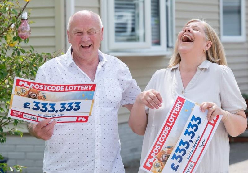 Sem querer, o aposentado Allan Taylor, de 65 anos, apertou duas vezes o botão da loteria e ganhou o prêmio em dobro: quase R$ 5 milhões. - Foto: SWNS