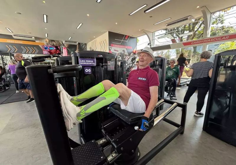 Antônio Medeiros é o nome do idoso de 102 anos que dirige e malha 5 x por semana em Bauru (SP): ele quer autonomia e qualidade de vida. - Foto: Divulgação/ Sesi Bauru