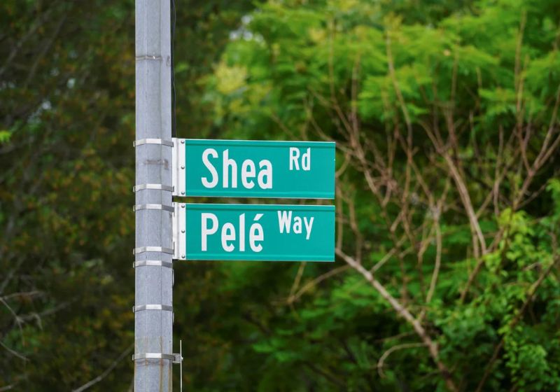 Pelé virou nome de rua em Nova Iorque. A placa temporária em homenagem ao rei do futebol na Copa do Mundo 2026 é ponto turístico agora. - Foto: NY Cosmos / Divulgação