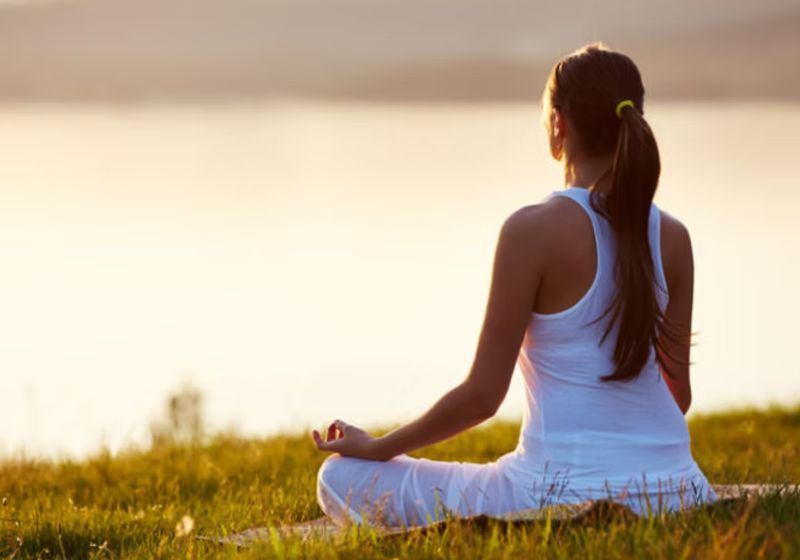 O estudo sobre benefícios da meditação no cérebro, feito em Harvard, mostra que sessões rápidas focadas na respiração já reduzem o estresse. - Foto: reprodução/ Yogibuda