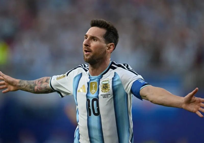 Com os 3 gols que marcou contra a Argélia, o argentino Messi se tornou o maior artilheiro da história das Copas do Mundo. - Foto: Roberto Schmidt/AFP
