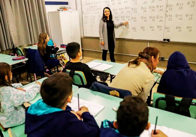 Com a sanção da lei, o piso nacional dos professores da educação básica vai de R$ 4.867 para R$ 5.130, com proteção contra perdas da inflação. - Foto: Bruno Peres/Agência Brasil