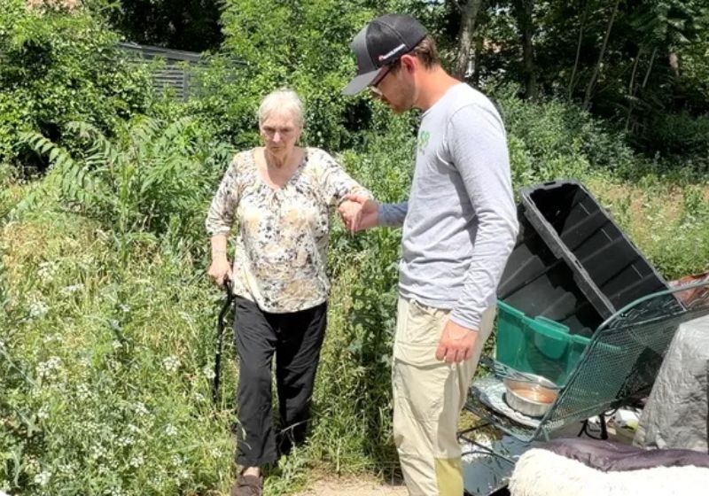 Jardineiro ajuda idosa em luto, com fome, aluguel atrasado e arrecada R$ 3,5 milhões para ela