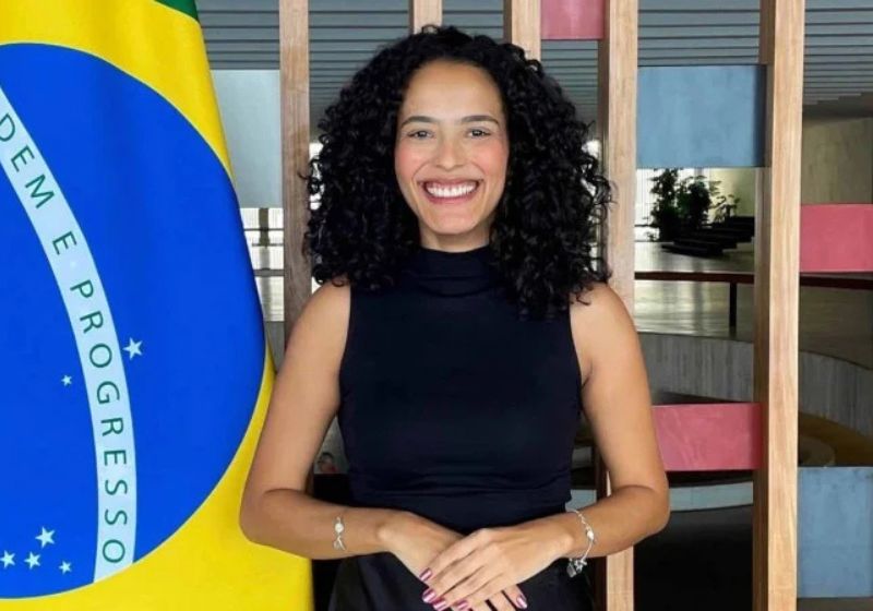 Flávia Medeiros, a concursada do Itamaraty excluída das cotas raciais, toma posse nesta terça, 23, após acordo firmado com a AGU. - Foto: Reprodução/Instagram