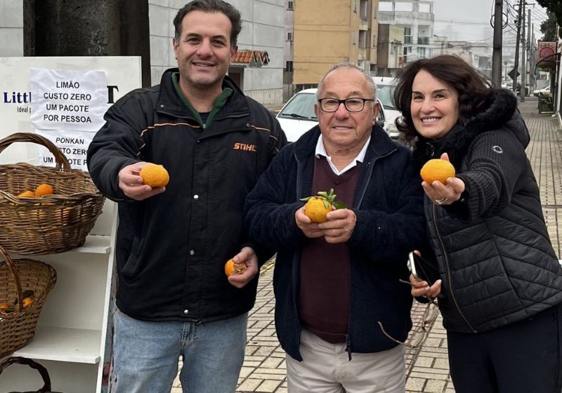 Aos 86 anos, o agricultor Levi Imianoski doa alimentos como frutas, legumes e sucos gratuitamente em SC para deixar as pessoas mais felizes. - Foto: Arquivo pessoal/ Reprodução/ND Mais