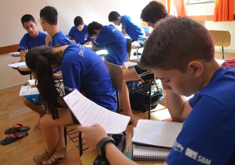 Abandono escolar cai no Brasil, segundo o Censo Escolar 2026, que também apontou redução na reprovação e aumento na aprovação dos estudantes. - Foto: Elza Fiuza/ Agência Brasil