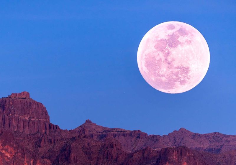 A Lua de Morango poderá ser observada a olho nu no Brasil na próxima segunda-feira, horas depois do jogo da Seleção Brasileira na Copa do Mundo. - Foto: reprodução/ Starwalk/Vito Technology, Inc