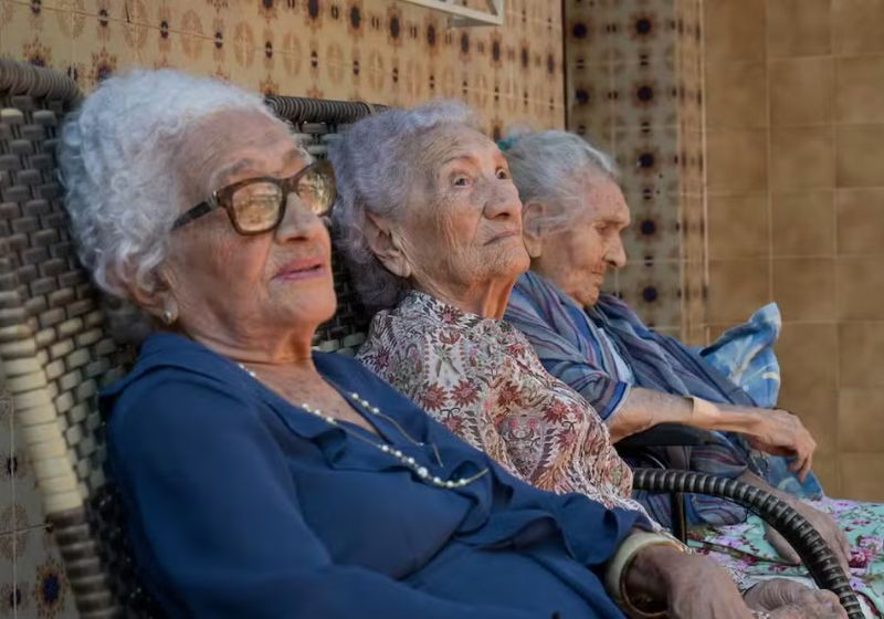 A ciência vai estudar as irmãs brasileiras centenárias reconhecidas como as mais velhas do mundo para investigar genes ligados à longevidade. Já fizeram coleta de sangue no Rio. — Foto: Reuters/Tita Barros