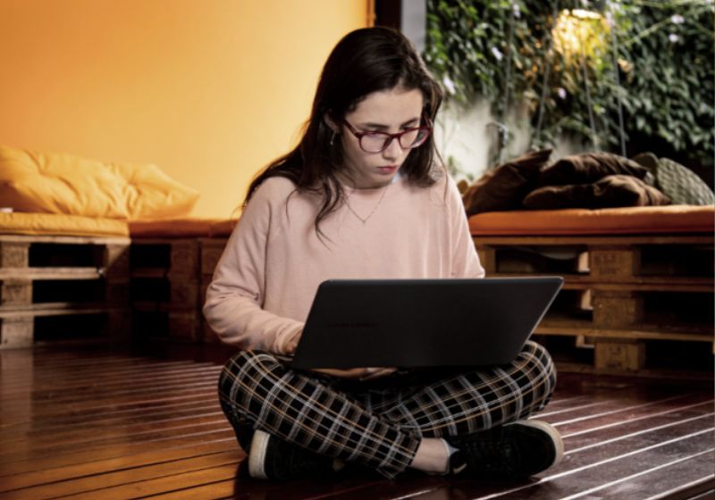 A FGV abre cursos gratuitos online nas áreas de Marketing, UX, Redes Sociais, SEO e Ciência de Dados com aulas flexíveis e certificado. - Foto: reprodução/ FGV