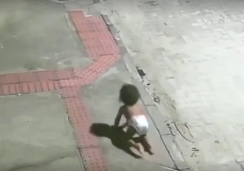Câmeras de segurança mostram o momento em que o motoboy salva a bebê que estava engatinhando sozinha na rua de madrugada em Vila Velha, no ES. - Foto: reprodução/Câmeras de segurança