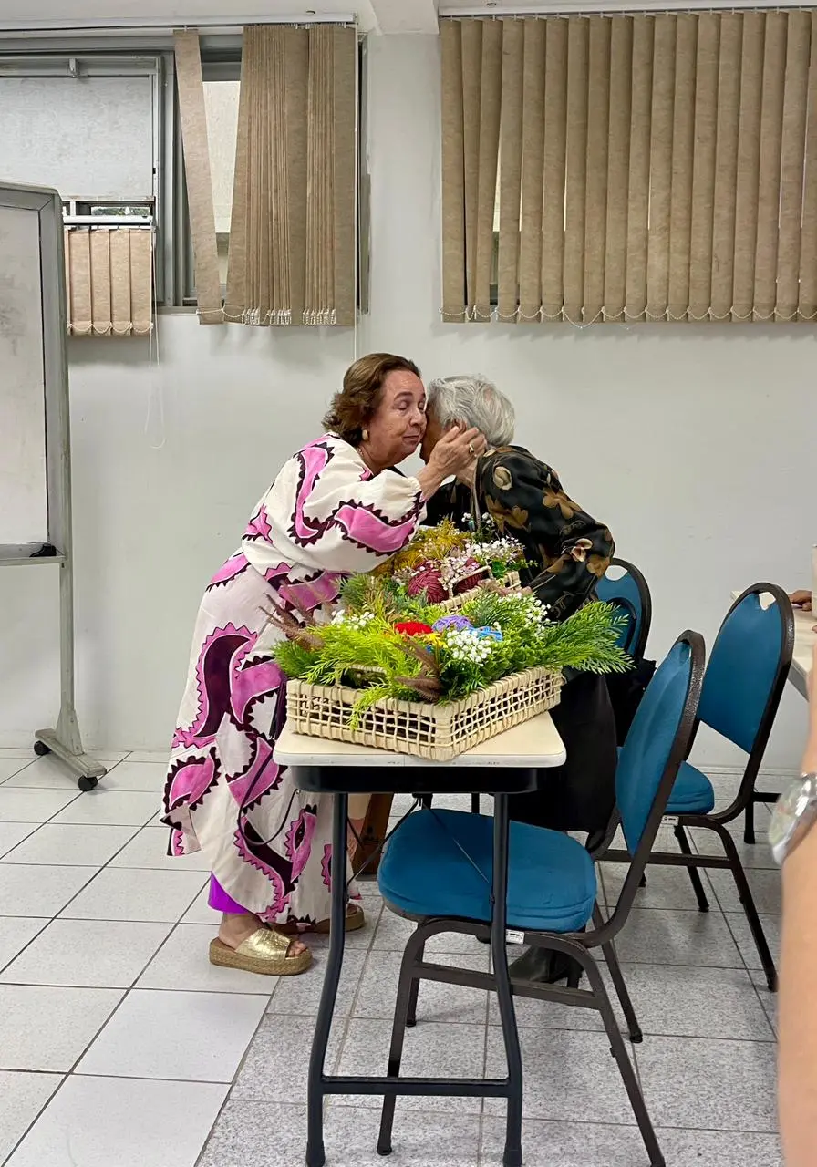 Marivan deu arranjo de flores criado por ela mesma para a mãe durante apresentação do TCC - Foto: Jari Vieira.