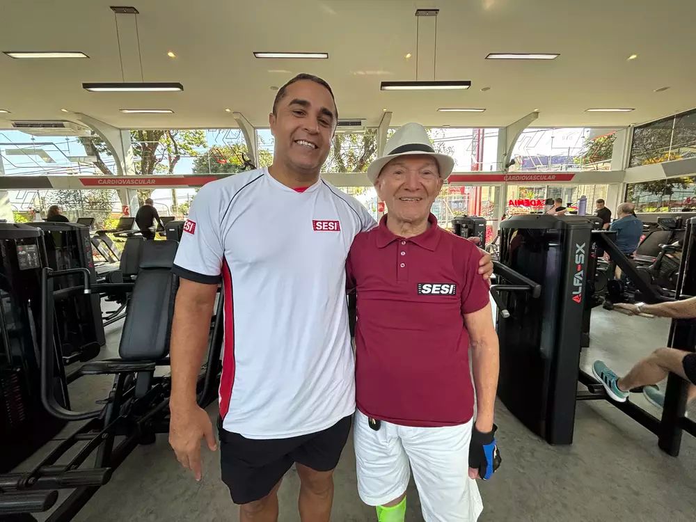 Seu Antonio com o educador físico Wendell Lima, que cuida dele 5 x por semana na academia . - Foto: divulgação/ Sesi Bauru