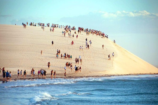 A Duna do Pôr do Sol, onde turistas se reúnem diariamente para assistir ao sol desaparecer diretamente no mar. Foto: reprodução/ TripAdvisor