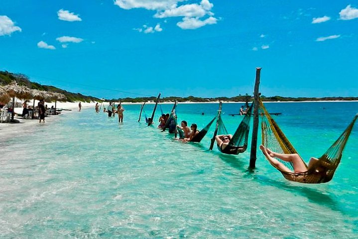 Redes para curtir a beleza e simplicidade de Jericoacoara, eleita duas vezes uma das praias mais bonitas do mundo. - Foto: reprodução/ tripadvisor