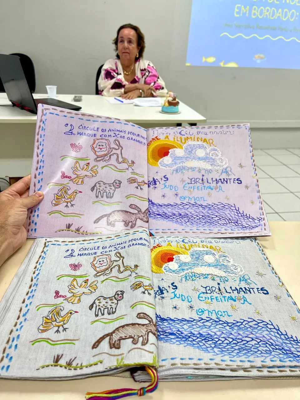 Páginas do livro bordado por Marivan Ferraro para o TCC na Universidade de Fortaleza. - Foto: Jari Vieira.